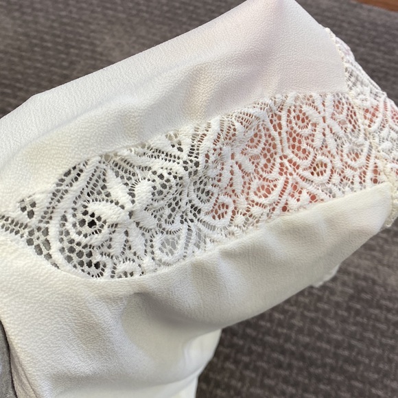 Women’s Feminine Blouse with Lace Detailing, XL - Picture 7 of 10